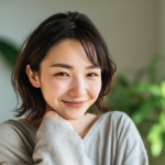 自然光が差し込む明るい部屋で、穏やかな笑顔を見せる30代女性のマウスピース矯正イメージ画像