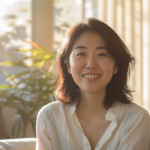 自然光の差し込む清潔な空間で微笑む女性。生活に寄り添う大人のマウスピース矯正への安心感。