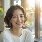 新札幌で大人のマウスピース矯正の不安や迷いを相談し、自然な笑顔と安心感を取り戻す女性のイメージ