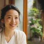 札幌で大人のマウスピース矯正の不安を相談し、安心して笑顔で会話を楽しむ女性のイメージ