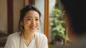 札幌で大人のマウスピース矯正の不安を相談し、安心して笑顔で会話を楽しむ女性のイメージ