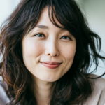 自然光が入る明るい部屋で、大人の矯正の相談を終えて安心した表情で優しく微笑む日本人女性の姿。