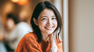 札幌と北広島で大人の矯正を検討する方に向けた、自然な笑顔で安心感のある女性のイメージ画像