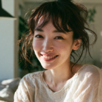 自然光が差し込む部屋で穏やかに微笑む女性。札幌・北広島での日常に寄り添う大人のマウスピース矯正。
