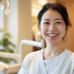 リラックスした表情で微笑む女性の姿。札幌・北広島での大人のマウスピース矯正の安心感を表現。