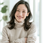 自然光が差し込む明るい部屋で、口元を気にせず穏やかに微笑む女性の表情