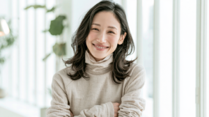 自然光が差し込む明るい部屋で、口元を気にせず穏やかに微笑む女性の表情