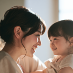 自然光が差し込む部屋で微笑み合う親子。小児矯正への不安が和らぎ、安心感に包まれている様子。