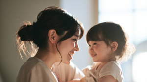自然光が差し込む部屋で微笑み合う親子。小児矯正への不安が和らぎ、安心感に包まれている様子。