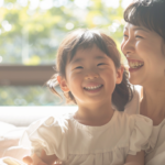 自然光の中で笑顔を見せる親子と小児矯正の相談イメージ