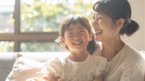 自然光の中で笑顔を見せる親子と小児矯正の相談イメージ