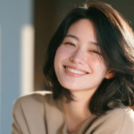 自然光が差し込む落ち着いた空間で、口元を気にせず穏やかに微笑む女性の様子