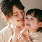 新札幌の小児矯正。自然光の入る部屋で親子の絆と健康的な成長を見守る、安心感のある風景。