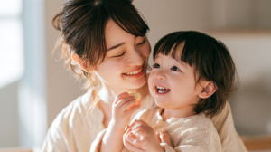 新札幌の小児矯正。自然光の入る部屋で親子の絆と健康的な成長を見守る、安心感のある風景。