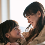 札幌市・北広島市の小児矯正。安心した笑顔で向かい合う親子の様子。