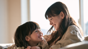札幌市・北広島市の小児矯正。安心した笑顔で向かい合う親子の様子。