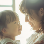 自然光が差し込むリビングで穏やかに微笑み合う親子の姿。小児矯正の不安を解消するイメージ。