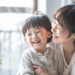 自然光が差し込む明るい部屋で微笑む親子と新札幌の小児矯正相談のイメージ