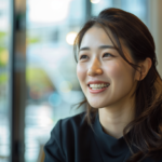 自然光が差す明るい室内で、口元を気にせず穏やかに会話を楽しむ女性の姿
