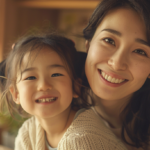 自然光が差し込む部屋で安心した表情を浮かべる母子と新札幌の小児矯正相談イメージ