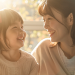 自然光が差し込む明るい空間で穏やかに微笑み合う親子と小児矯正の相談イメージ