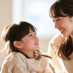新札幌で子どもの小児矯正や歯並び相談を検討する親子と温かい自然光