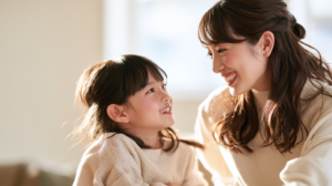 新札幌で子どもの小児矯正や歯並び相談を検討する親子と温かい自然光