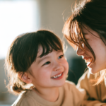 自然光が入る明るい歯科医院で穏やかに小児矯正の相談をする親子と歯科医師
