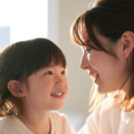 自然光が入る明るい部屋で穏やかに微笑み合う親子の姿と小児矯正の相談イメージ