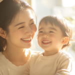 自然光が差し込む部屋で安心した表情を見せる親子と小児矯正の相談イメージ