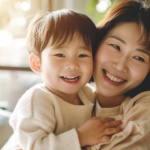 自然光が差し込む室内で穏やかに微笑み合う親子の姿と小児矯正の相談イメージ