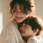 自然光が差し込む明るい室内で、鏡を見つめながら笑顔で寄り添う親子と子どものお口の健やかな成長